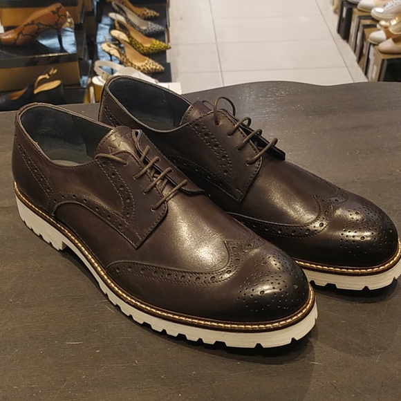 Selling - Picture 1 of 4